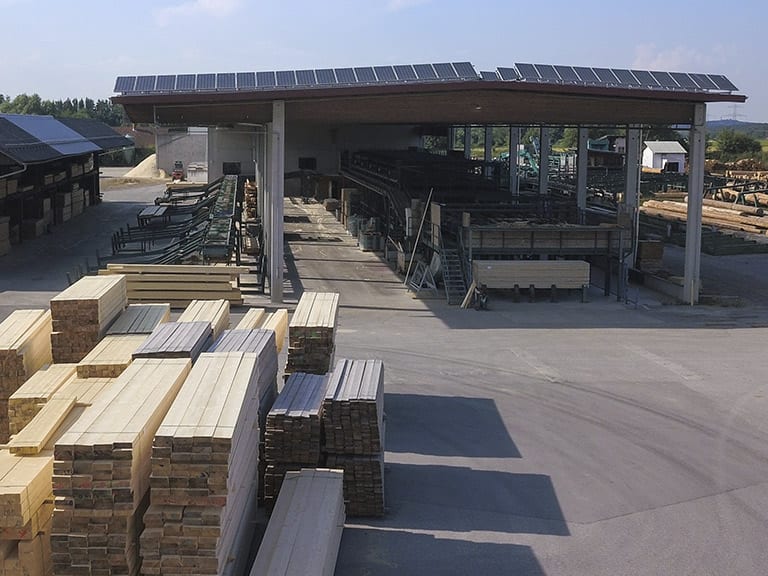 Holzlager im Sägewerk