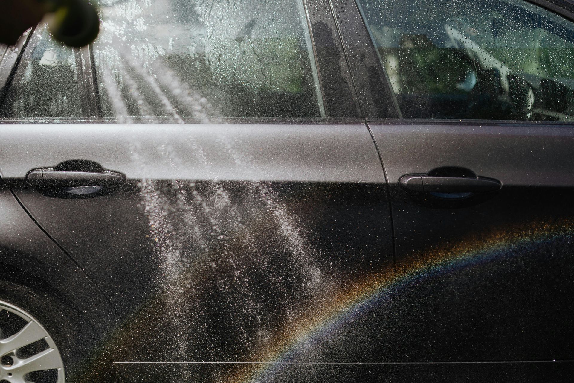 Fahrzeugpflege mit Wasserstrahl