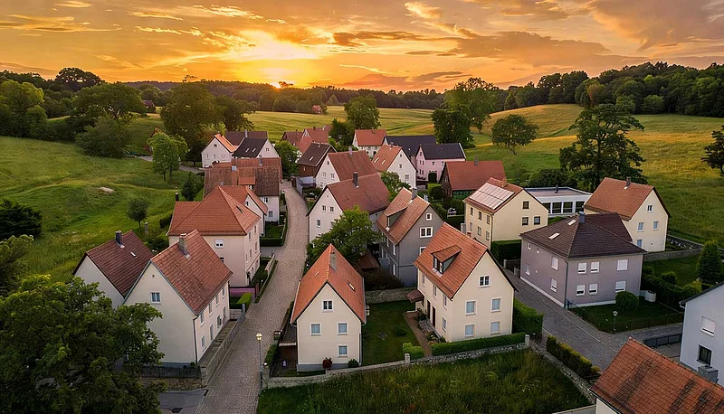 Wärmepumpeninstallation in einer Siedlung