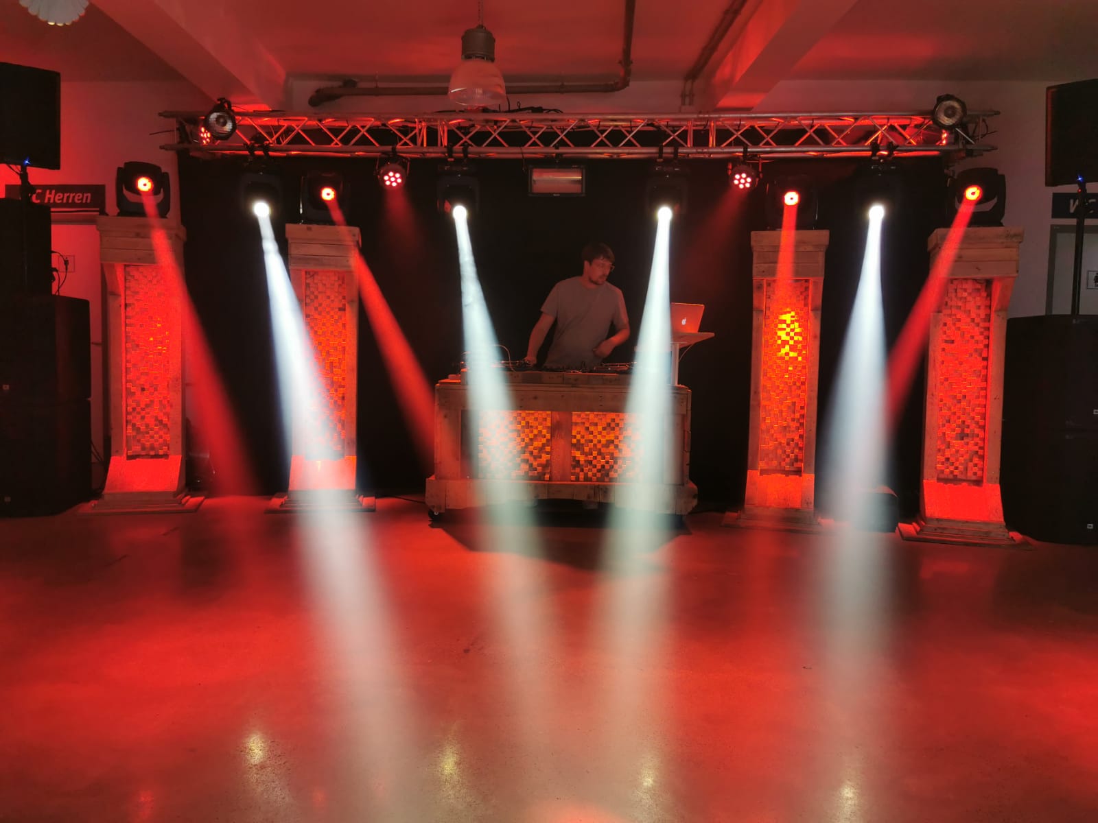 Design-DJ-Booth mit Säulen