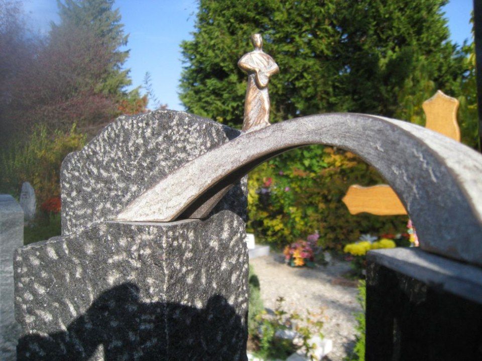 Skulpturales Grabmonument
