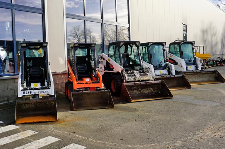 Bobcat Kompaktlader Reihe auf dem Hof der Fa. Alff Bitburg