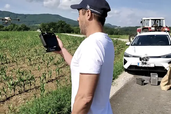 Drohnensaat: DJI Agras T25 streut Untersaat