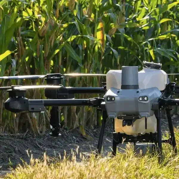 Agrar-Drohne DJI Agras T25 im Maisfeld