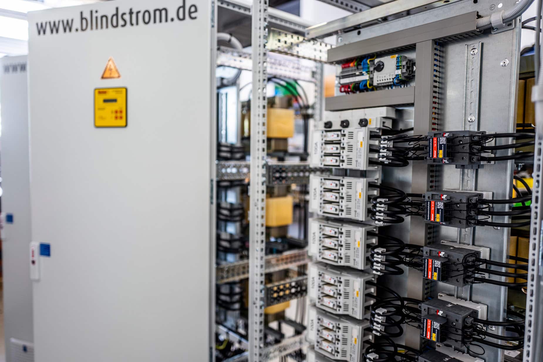 Schaltanlagenbau in der Werkstatt