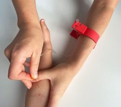 Buddy Armreif für Kinder (rot)