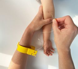 Buddy Armreif für Kinder (gelb)