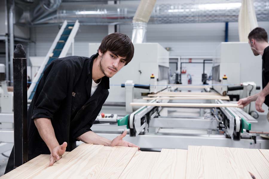 Handwerkliche Fertigung der Holzpaneele
