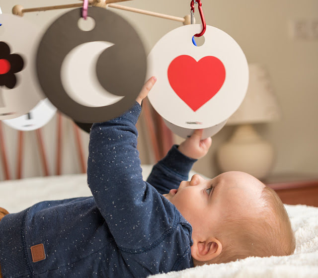Baby betrachtet eine Kontrastkarte
