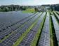 Großflächige Photovoltaikanlage aus der Vogelperspektive
