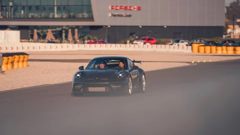 Porsche Rennfahrzeug auf der Rennstrecke
