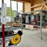 Anlage mit Förderstrecke und Stahlrahmen im Kompetenzzentrum
