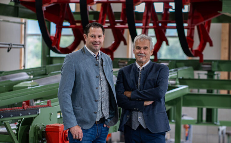 Peter Spendier jun. und Peter Spendier sen. in der Fertigungshalle