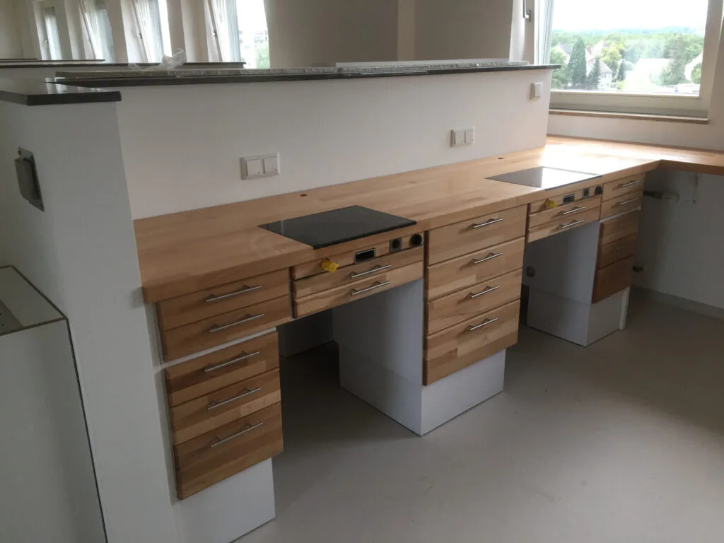 Arbeitsplatz nach LaboRefresh in massiver Buche