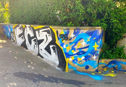 Graffitientfernung am Mauerwerk