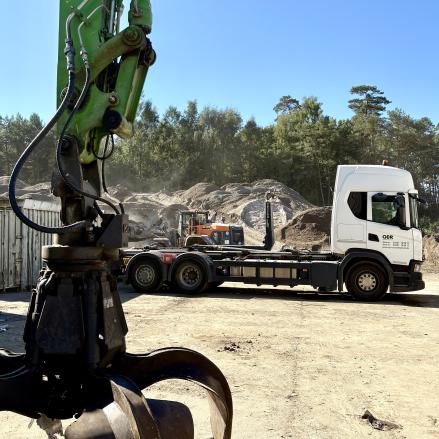 Lkw mit Greifer beim Abtransport von Abfällen