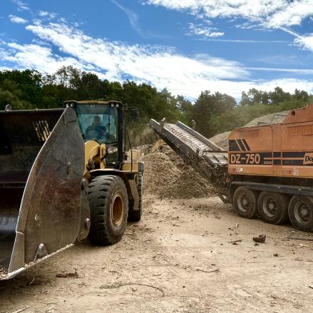 Shredder mit Radlader im Recycling Park