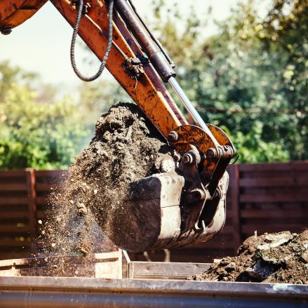 Bagger im Abbruch- und Sanierungseinsatz