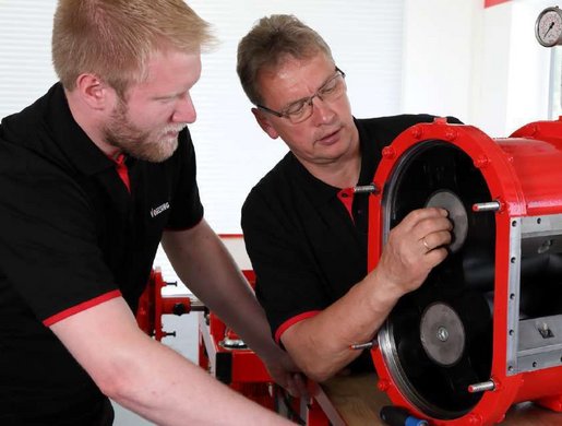 Servicetechniker bei einer Pumpenreparatur