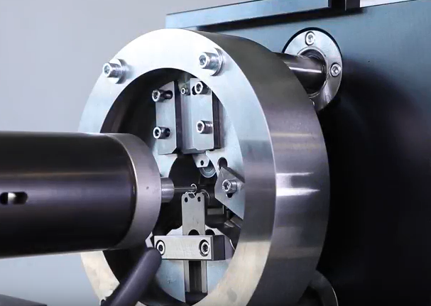 Trennmaschine beim spanlosen Trennen eines Werkstücks