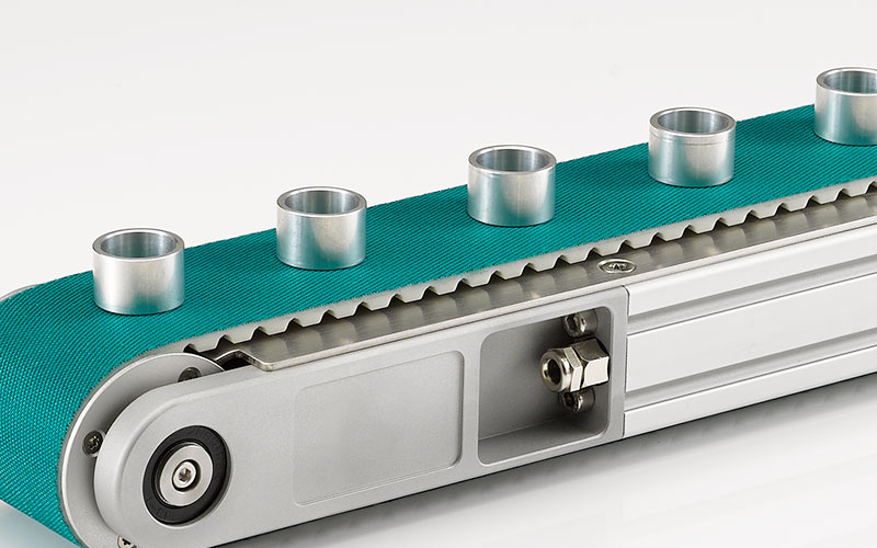 Kleinförderband für den Transport von Metallteilen
