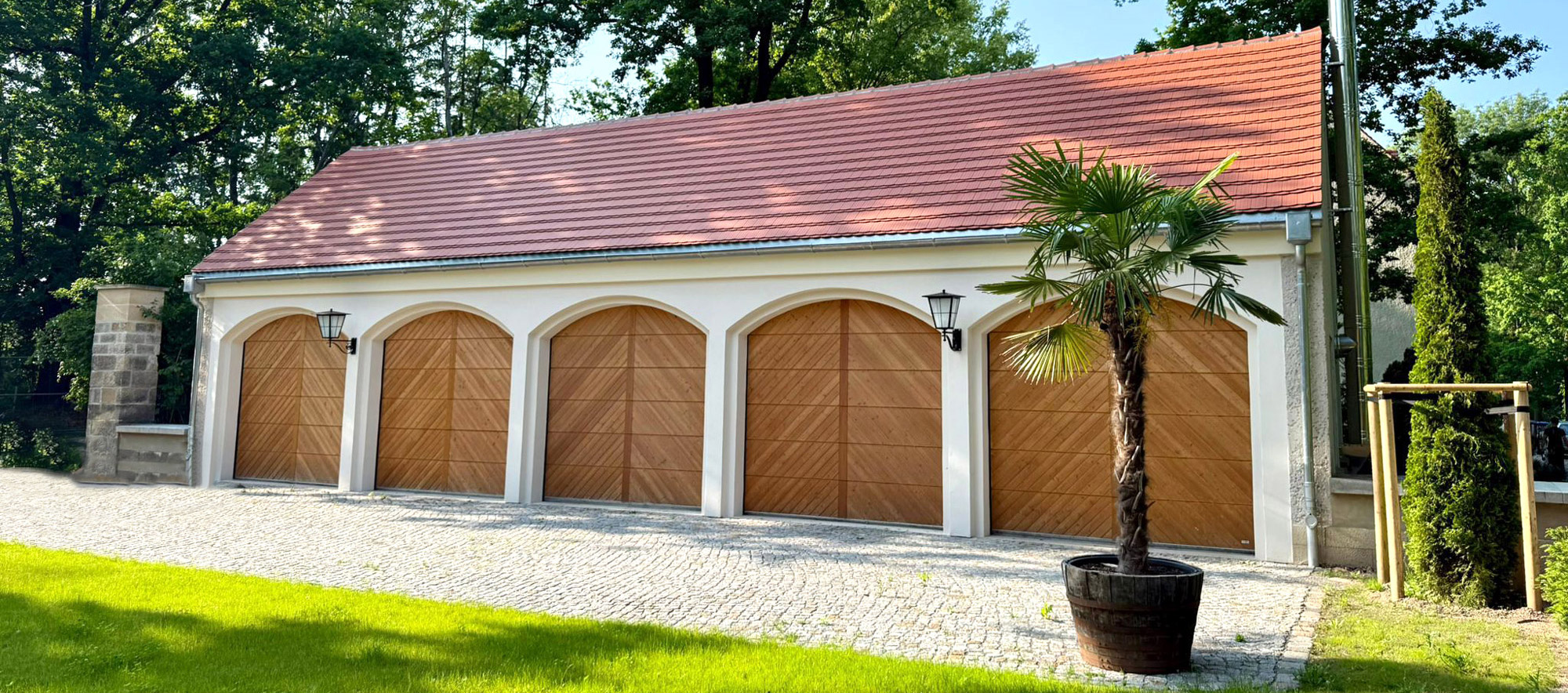 Holz-Sektionaltore mit Fachwerkoptik