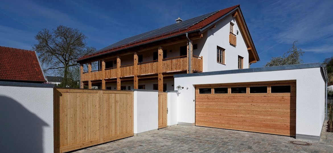 Holz-Sektionaltor und Hoftür in Lärche Natur