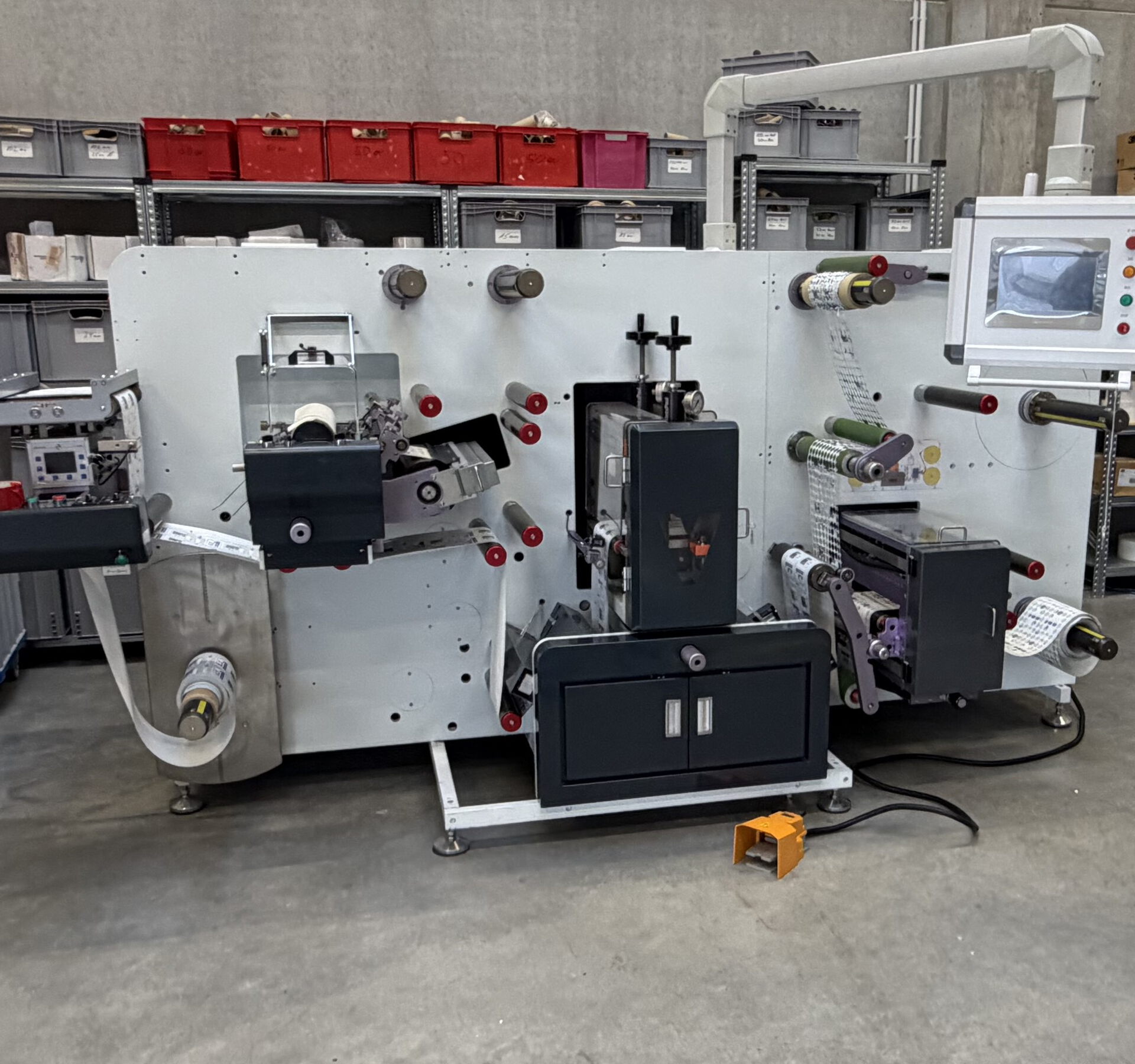 Voll rotative Stanze mit Flexodruckwerken (2025)
