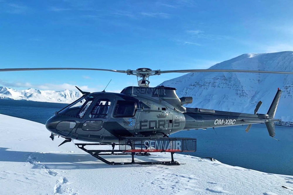 Helikopter am Stausee in den Alpen