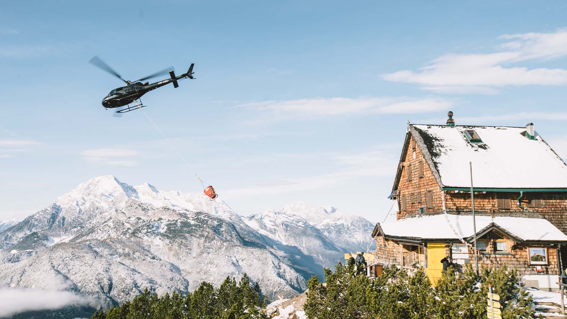Renovierungsflug in alpinem Gelände