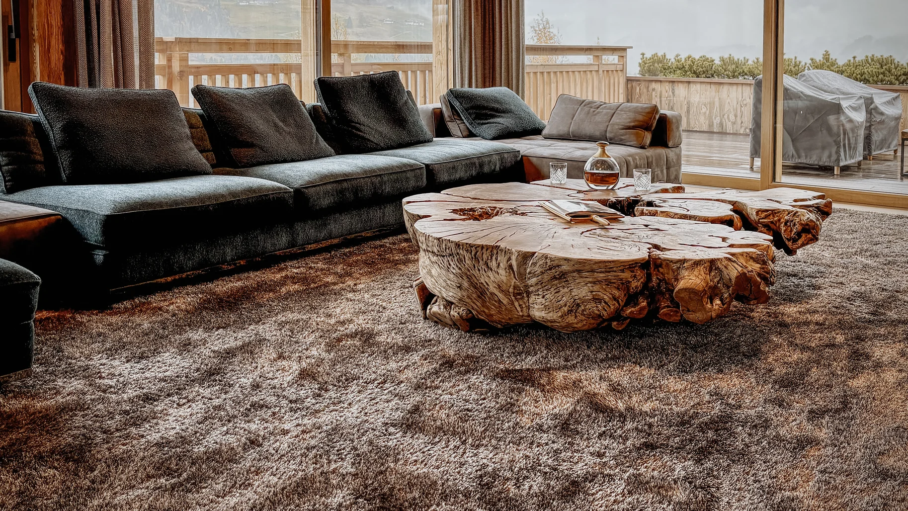 Couchtisch aus Ulme mit Naturholz-Tischplatte