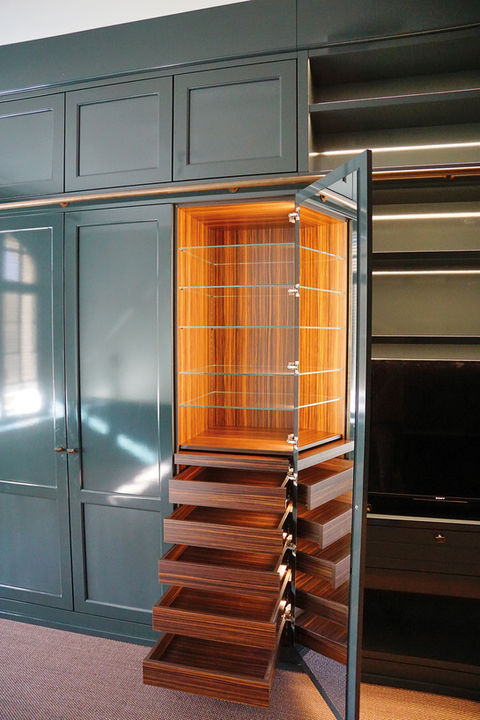 Schrank mit Glastabaren, Regalen und Innenbeleuchtung