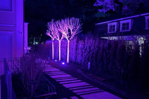 Gartenweg mit RGB-Beleuchtung