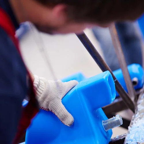 Kunststofftechnik: Mitarbeitende bei der Arbeit