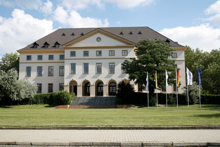 Außenansicht cCe Kulturhaus Leuna im Sommer