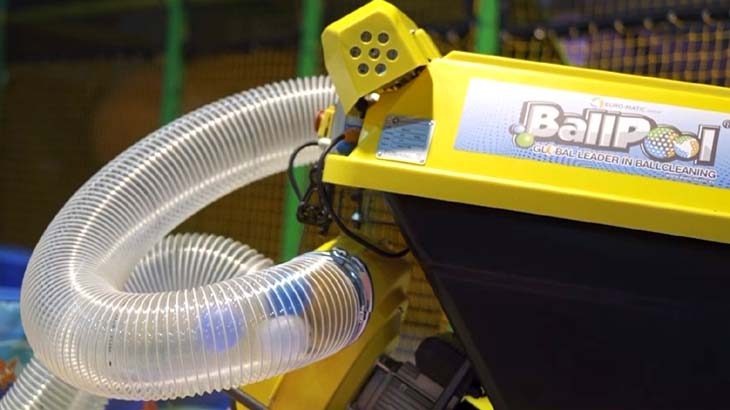 Ball-Reinigungsmaschine in einem Soft-Play-Bereich