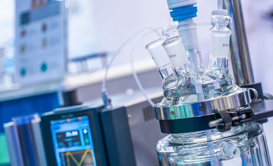 Laboraufbau mit Glasreaktor und chemischer Apparatur