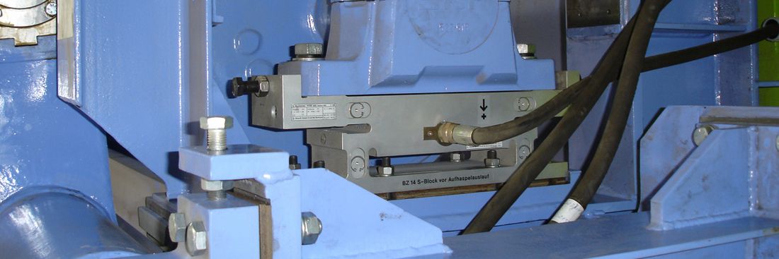 Eingebauter Kraftaufnehmer zur Bahnzugmessung