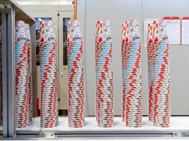 Spritzgussproduktion von Bechern und Deckeln
