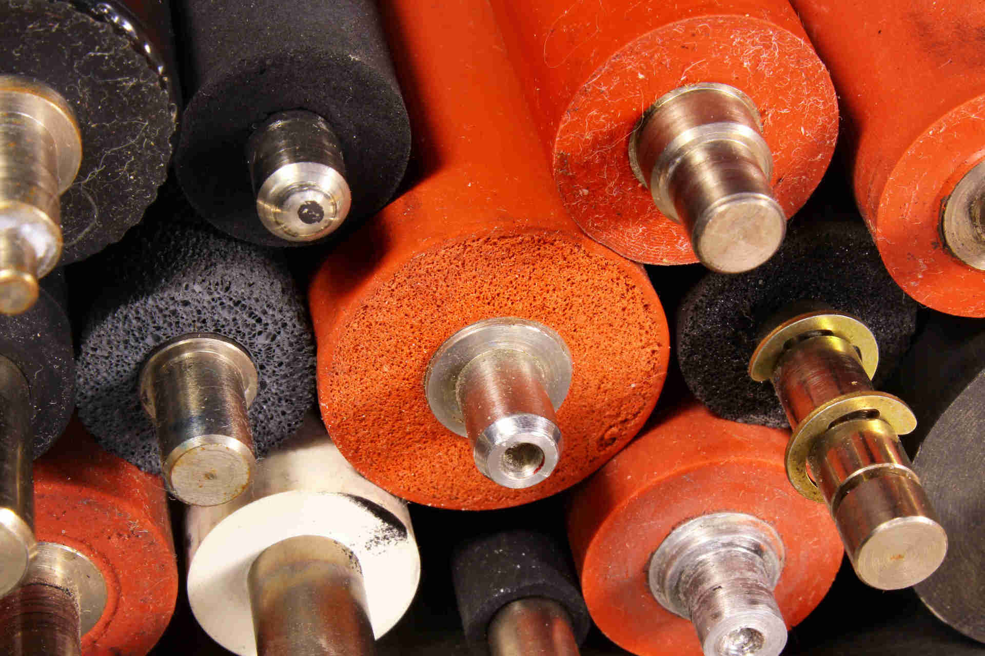 Hot-vulcanized rubber lining of rollers