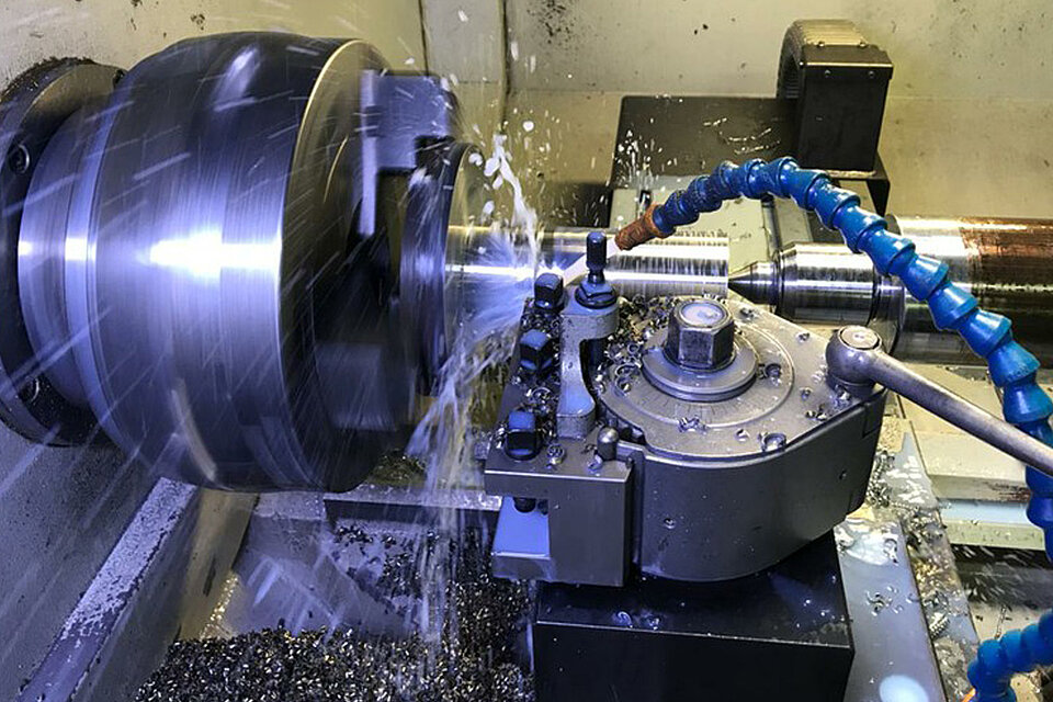 Turning process with chip removal