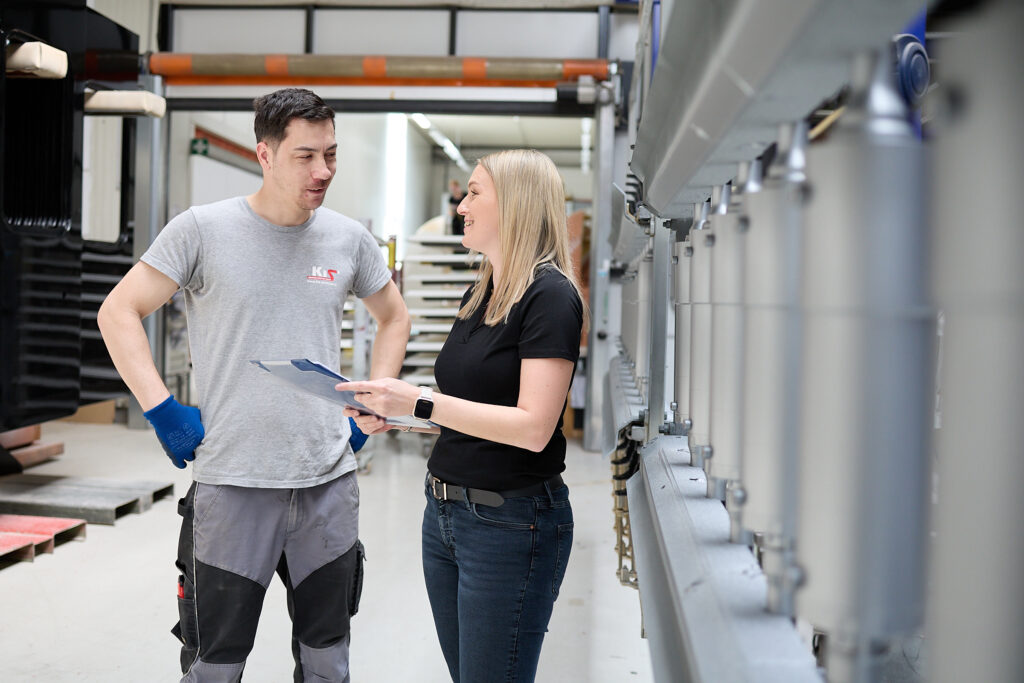 Mitarbeitende im Arbeitsraum