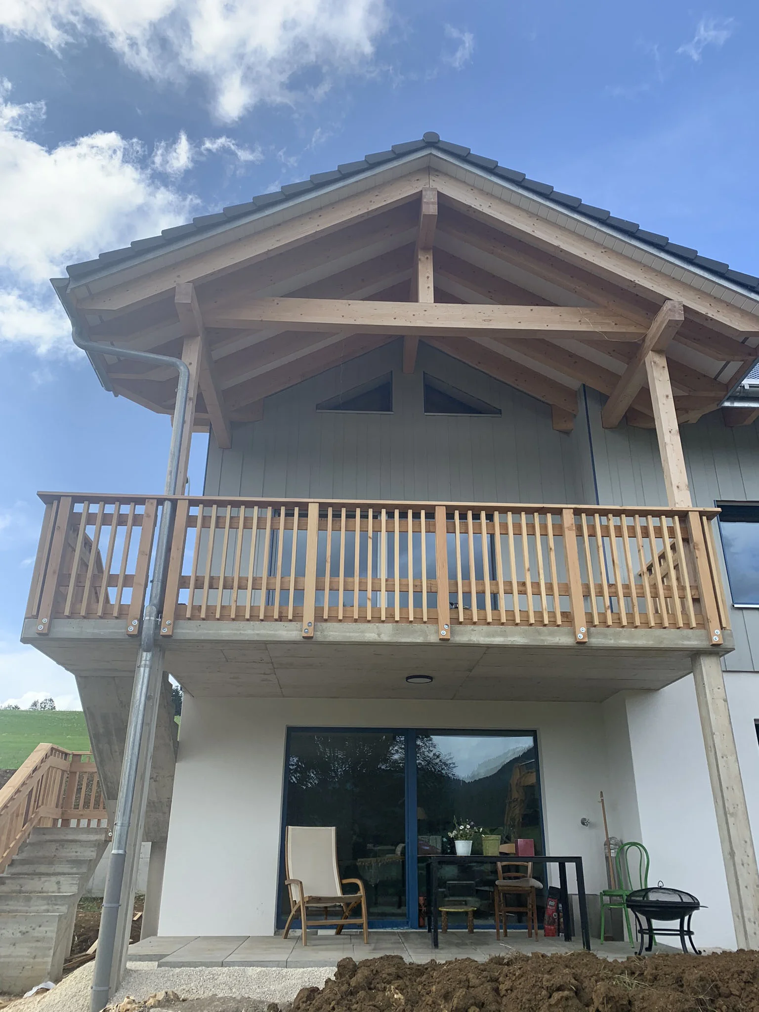 Holzfassade mit Balkon und Terrasse