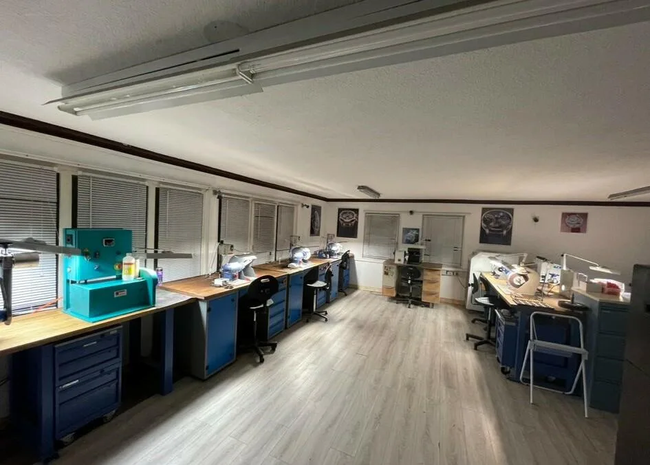 Atelierszene Polierarbeiten