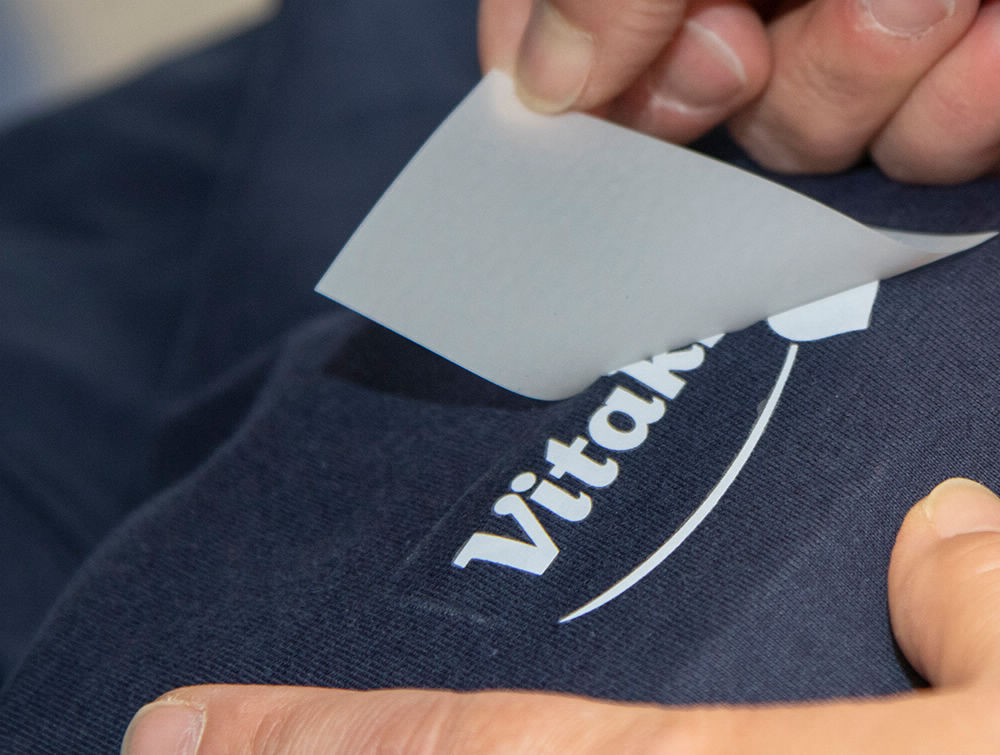 Logoservice: Veredlung der Arbeitskleidung mit Firmenzeichen