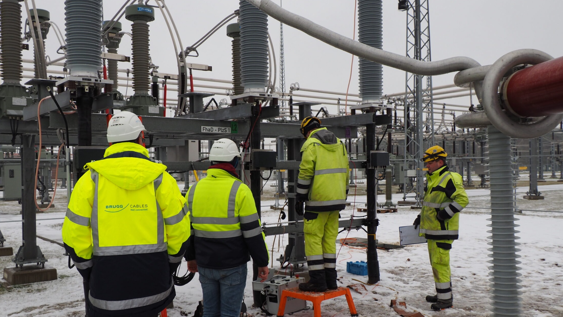 Turnkey-Projektteam bei Arbeiten in einer Umspannstation