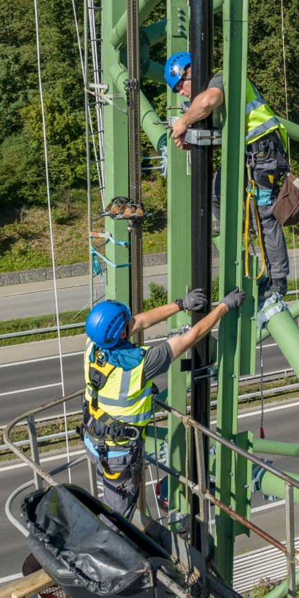 Installation an einer Hochspannungs-Freileitungsstruktur