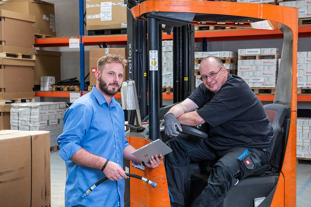 Produktionsmitarbeiter bei der Schlauchkonfektionierung