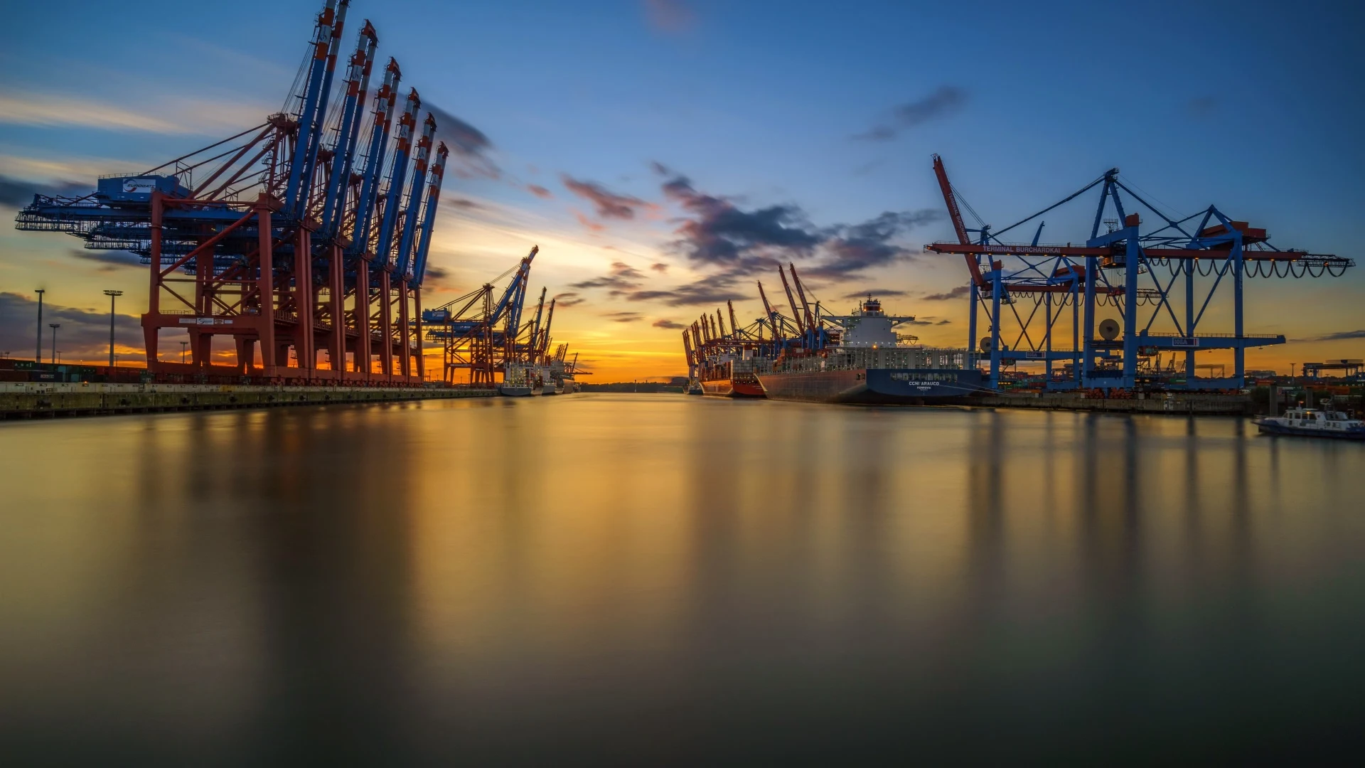 RTG-Krane und Reach Stacker auf einem Containerterminal