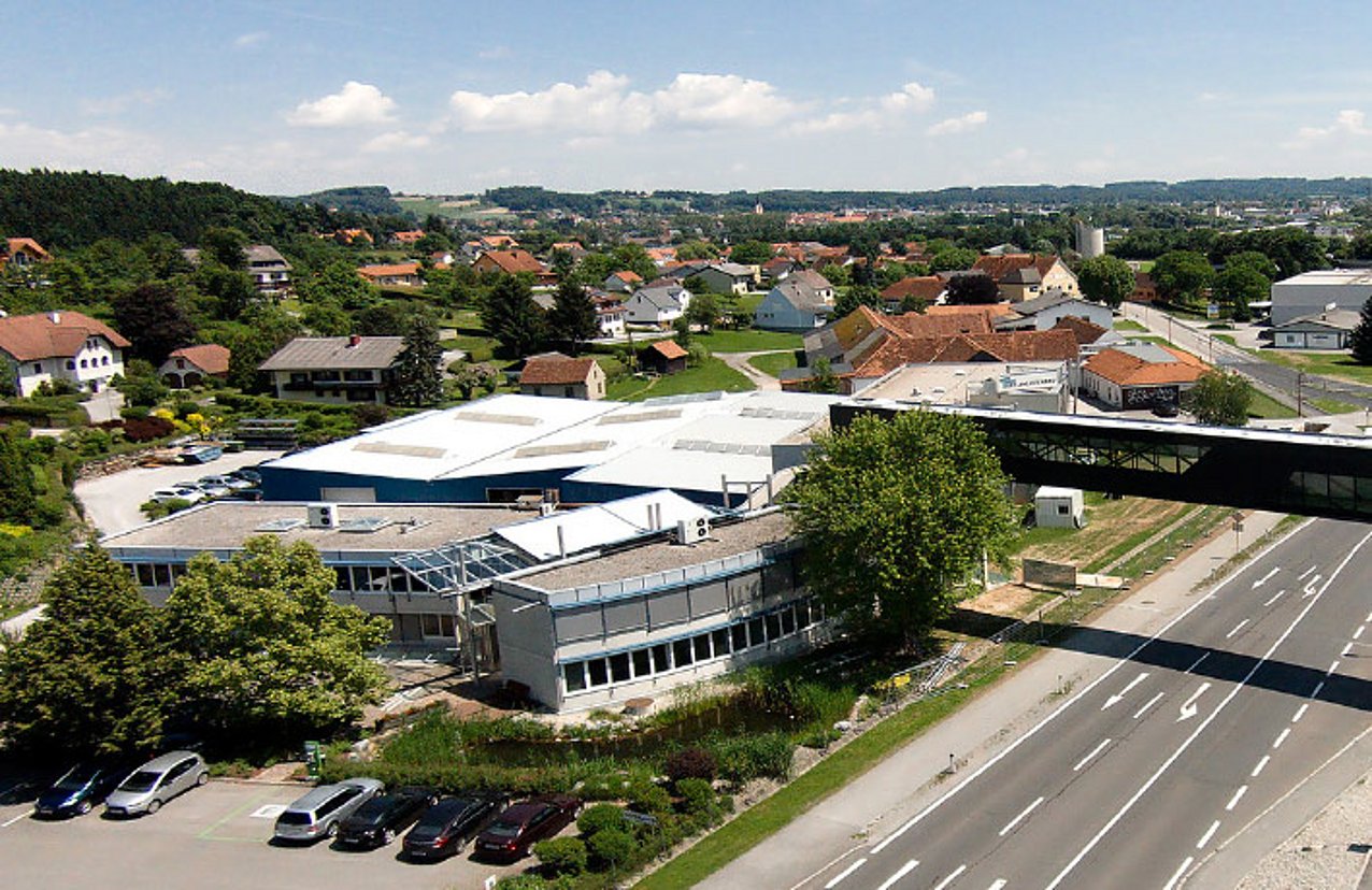 Brücke zwischen Bürogebäude und Standort BT-Systems